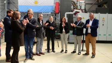 Ayer las autoridades recorrieron el único edificio construido por una empresa que compró lotes en el Parque Tecnológico, en este caso es Invap. Foto: Chino Leiva