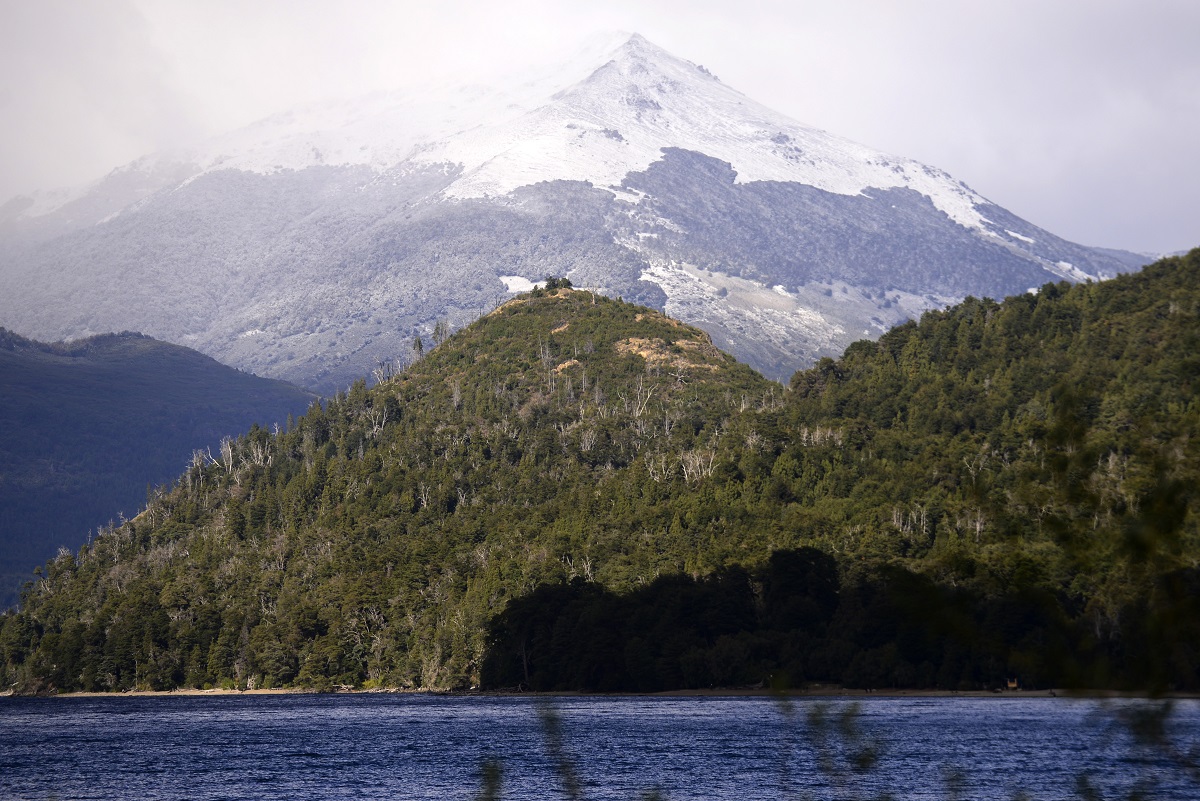 La nieve en las cumbres que rodean a Bariloche sorprendió este miércoles, a pocos días del inicio del otoño. Foto: Chino Leiva