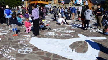 La actividad de pintar pañuelos blancos en el Centro Cívico se realiza cada 24 de marzo desde hace más de 25 años. Foto: Chino Leiva 
