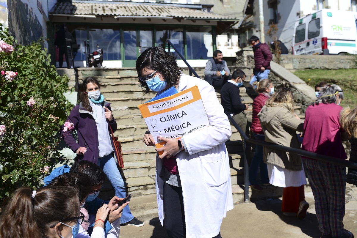 Trabajadores del hospital Ramón Carrillo volvieron al paro en rechazo del 24% de aumento ofrecido por el gobierno. Foto: Chino Leiva