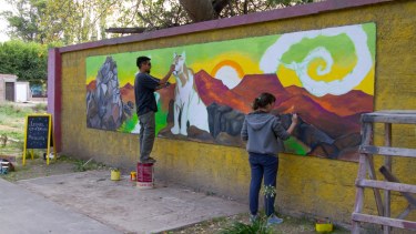 El artista jacobaccino, Leonel Celebrino realiza un mural. Foto: Gentileza.