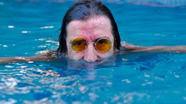 García y el agua. Sumergido en una pileta de Villa Gesell, durante una de sus clásicas vacaciones de los ‘90 en la localidad balnearia. (Foto: Maximiliano Vernazza)