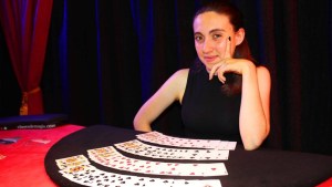 Maga Caro, tiene 18 años y cumple su sueño de vivir de la magia: hoy se presenta en Neuquén