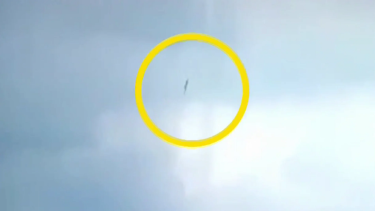 El momento de la caída en picada de la aeronave. 