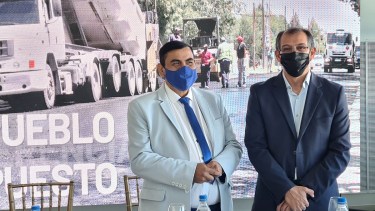 Los intendentes José Rioseco y Gustavo Suárez firmaron el convenio (Foto: Andrea Vazquez)