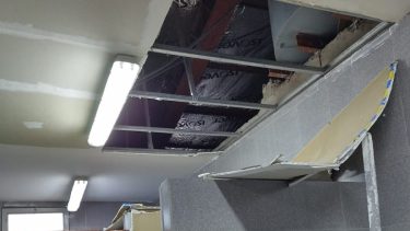 Una de las placas se desprendió en el baño de los niños. (Foto: gentileza)