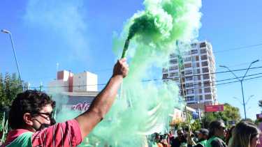 Los estruendos suenan en las marchas y un manifestante fue cuestionado en Roca. Foto: Emiliana Cantera