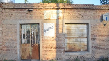 La fachada del almacén sigue intacta. Cartelería casera y con los ladrillos construidos por la propia familia San Nicolas. Foto Gino Avoledo