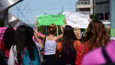 Marchan por las calles de Roca contra la violencia obstétrica. Foto: Emiliana Cantera