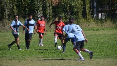 La 1° Cooperativa encontró en los penales el pasaje a la final del Torneo de la Fruta. Eliminó a Galpón Martínez. Foto Gino Avoledo