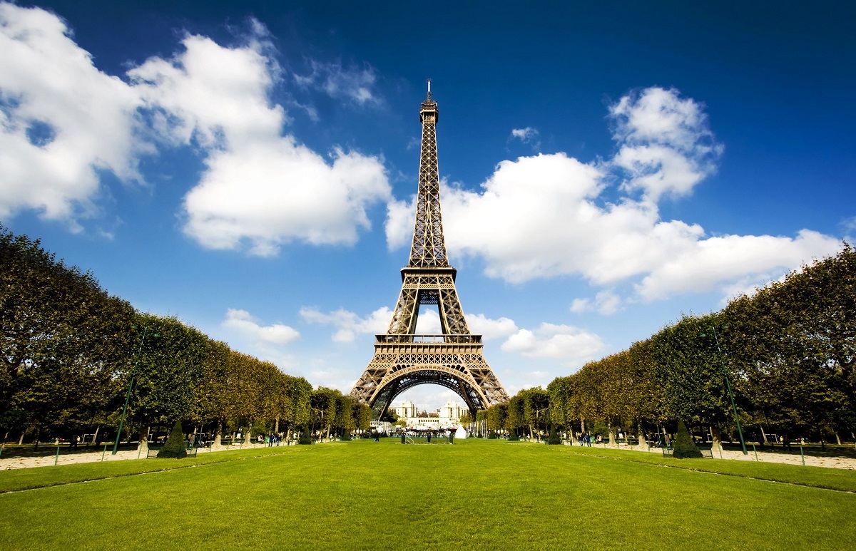 Por la colocación de una antena, la Torre Eiffel "creció" seis metros. 