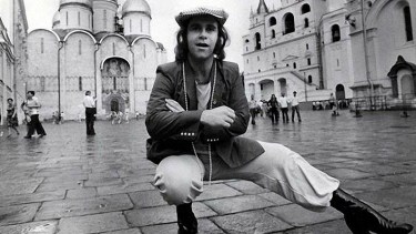 Elton John improvisando un baile autóctono ruso en plena Plaza Roja, durante su gira soviética de 1979.