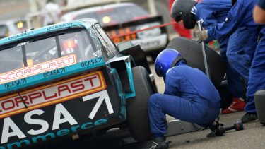 Cada auto deberá cambiar los dos neumáticos del lado derecho.