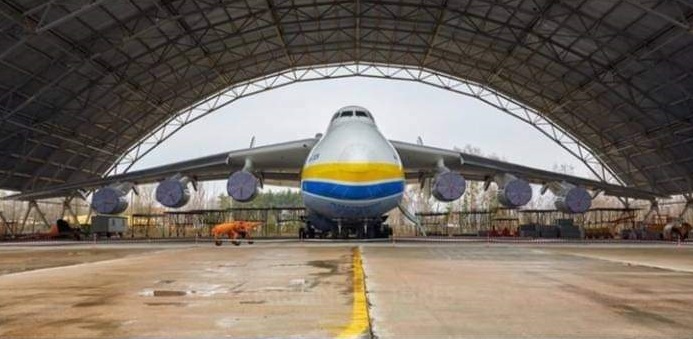 El hangar y el avión ucraniano cuando aún no había sido alcanzado por las bombas. 