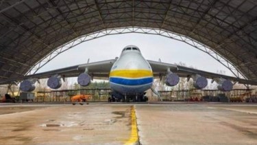 El hangar y el avión ucraniano cuando aún no había sido alcanzado por las bombas. 