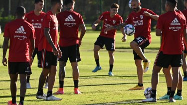 El experimentado Javier Pinola será titular en el equipo que presentará Gallardo en Salta.