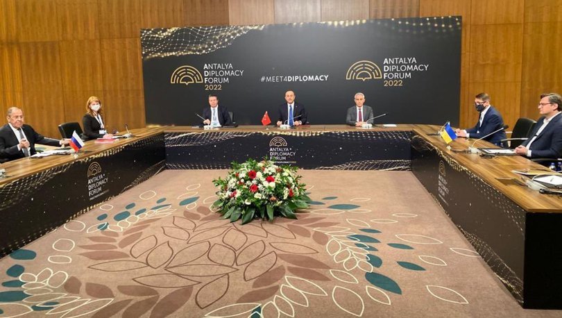 Los Ministros de Relaciones Exteriores de Rusia y Ucrania se reúnen en el Foro de Diplomacia de Antalya.