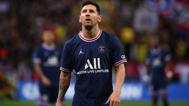 Lionel Messi fue silbado por primera vez en su carrera. Los hinchas de PSG lo culpan de la eliminación de la Champions. 