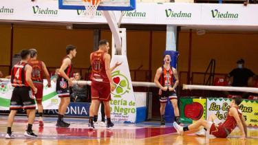 Marini festeja una de las conversiones de la noche. Viedma ganó en el Cayetano Arias y sigue arriba. Foto: prensa Viedma 