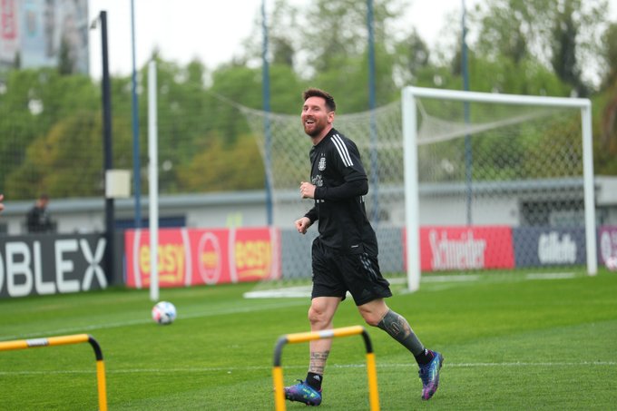 De vuelta en casa. Messi regresa después de estar ausente en la última doble fecha. (@Argentina)