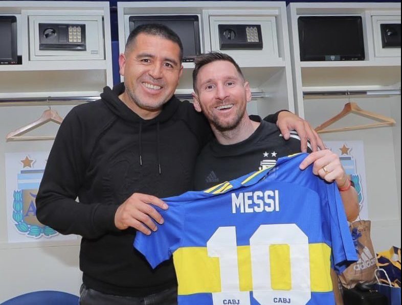 Riquelme y el presente para Messi luego del partido de la selección de anoche. Foto: prensa Boca Juniors