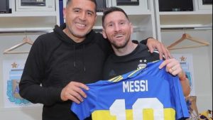 Una foto que dice muchas cosas: Riquelme le regaló la &#8217;10&#8217; de Boca a Messi