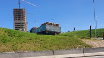 Imagen de Un camión con cemento se atascó en el nodo vial de Neuquén y generó un caos vehicular