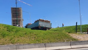 Un camión con cemento se atascó en el nodo vial de Neuquén y generó un caos vehicular