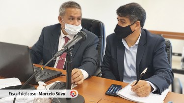 Marcelo Silva (a la izquierda) presentó la acusación en la apertura del juicio. (Gentileza)