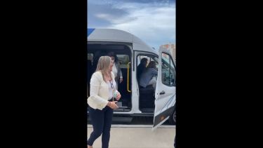 El jefe comunal traladó a funcionarios y ediles de la ciudad hasta la puerta de la Legislatura. Foto: Twitter: @clauargumero