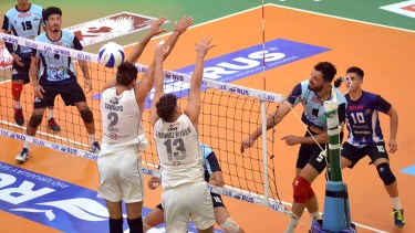 Franco Retamozo (5) fue el máximo goleador en la victoria del Dino ante UVT. (Foto: Prensa Aclav).