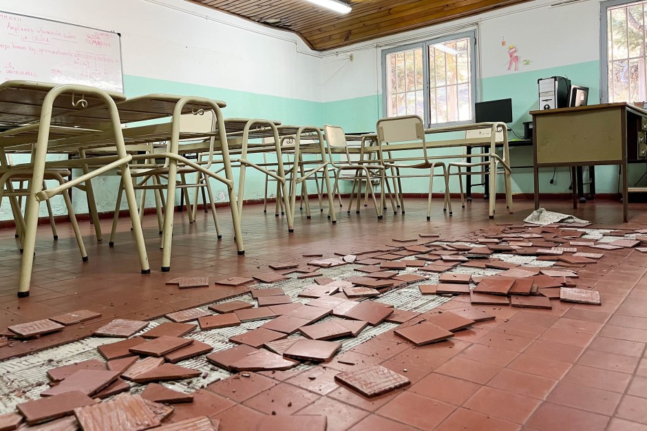 Las baldosas estallaron en el liso de un aula de la escuela 146. Foto: Realidad Sanmartinense (Federico Soto)