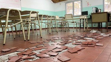 Las baldosas estallaron en el liso de un aula de la escuela 146. Foto: Realidad Sanmartinense (Federico Soto)
