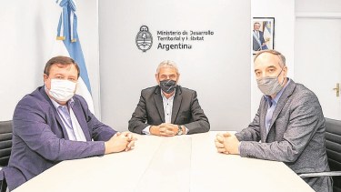 Los senadores Weretilneck y Doñate con el ministro Ferraresi, después del encuentro se anunció la “reactivación” de las obras. Foto: Gentileza