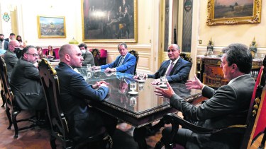 Sergio Massa -sin el pleno apoyo de Guzmán- trata de buscar los votos de la oposición para aprobar el acuerdo.