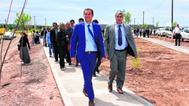 Omar Gutiérrez y Nicolás Di Fonzo en una de las recorridas por obras en la villa lacustre. (Archivo)