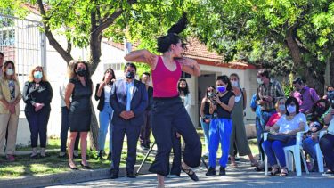 La casa funciona en el barrio Alta Barda de la ciudad. Ayer hubo un acto que incluyó presentaciones artísticas. Foto Matías Subat.