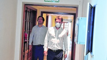 El ministro de Gobierno, Rodrigo Buteler llegando a Economía para la reunión de la Función Pública. Detrás el secretario de Hacienda, Nicolás Martín. Foto: Marcelo Ochoa.