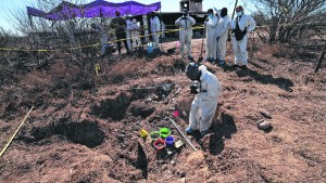 México busca a casi 100.000 desaparecidos; halla horror