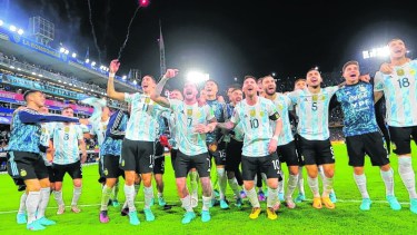 Los jugadores terminaron la noche cantando junto a los hinchas en La Bombonera. 