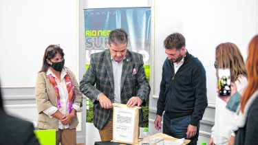 Apertura de sobres para la infraestructura. El intendente Casadei y el ministro Buteler abren las ofertas del loteo de San Antonio. Crédito: Secretaría de Comunicación de Río Negro