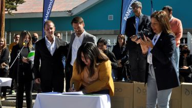 La comisionada de fomento de El Caín, Marcela Nacleto firma el convenio ante la atenta mirada de la gobernadora Arabela Carreras y del presidente de Altec, Juan Ríos y del ministro de Gobierno, Rodrigo Buteler. Foto: José Mellado.
