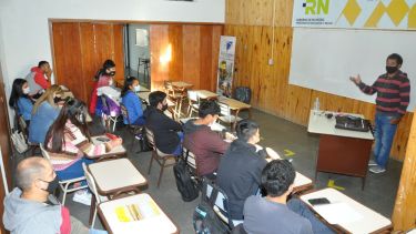 El profesor  Diego Navarrete estuvo al frente de la primera clase. Foto: José Mellado. 