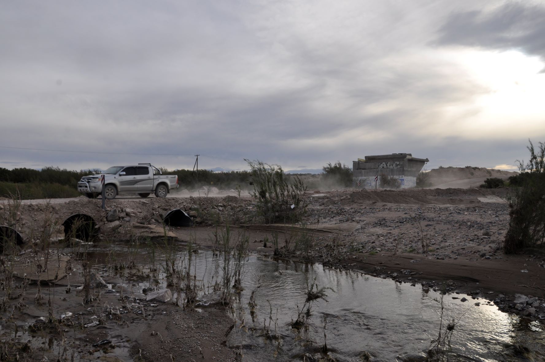 Entre los kilómetros 113 y 116 se construyó un badén, el costado de las ruinas del puente. Foto: José Mellado
