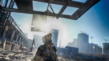 Un soldado ucraniano sobre las ruinas después del bombardeo ruso de un centro comercial en Kiev. Foto: AP 