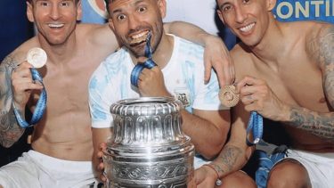 El Kun Agüero, feliz por los goles de Di María y Messi: «Los amo amigos»