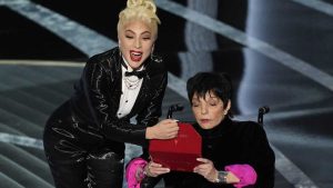 Por qué Liza Minnelli se presentó en los Oscar 2022 en silla de ruedas