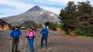 Facundo, Juan y Karina, con el Lanín a sus espaldas. Fotos gentileza Facundo Blinda.
