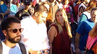 Delgado junto a la intendenta Soria, en la marcha del 24 de marzo en Roca. El dirigente dijo que su planteo fue "a título personal".