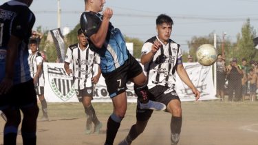 En la ida, Cipolletti y Pillmatún no se sacaron ventajas e igualaron 1-1. Todo se definirá hoy en La Mejor del Valle. (Foto: Oscar Livera)